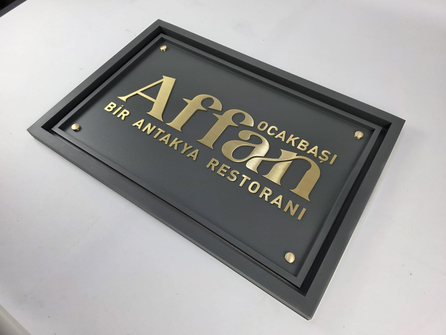 Kabartma pirinç harfli cafe tabelası dış cephe uygulaması