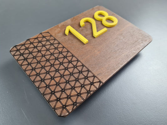 Kabartma pleksi rakamların ahşap zemin üzerindeki görünümü