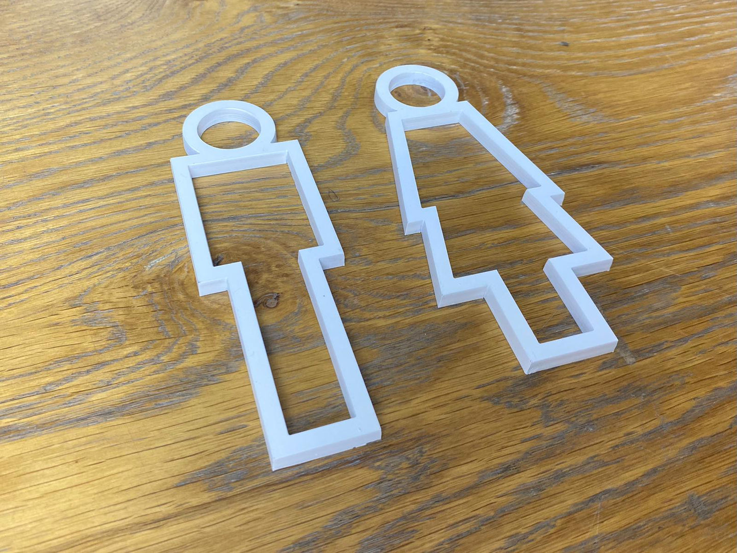 Kadın ve erkek için ayrılmış zarif wc kapı işaretleri