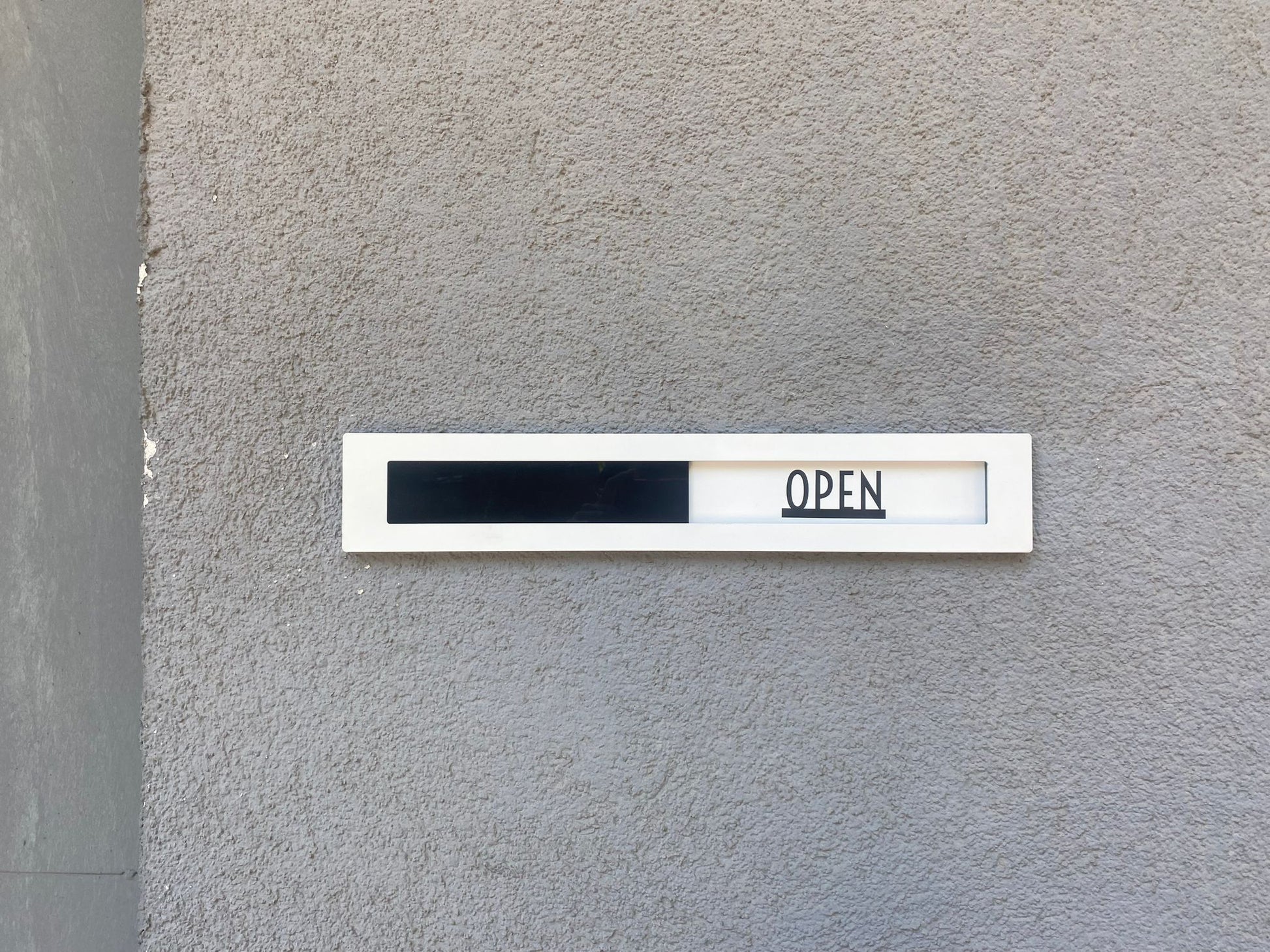 Kafe kapılarında işletmenin durumunu gösteren sürgülü kapı levhası.