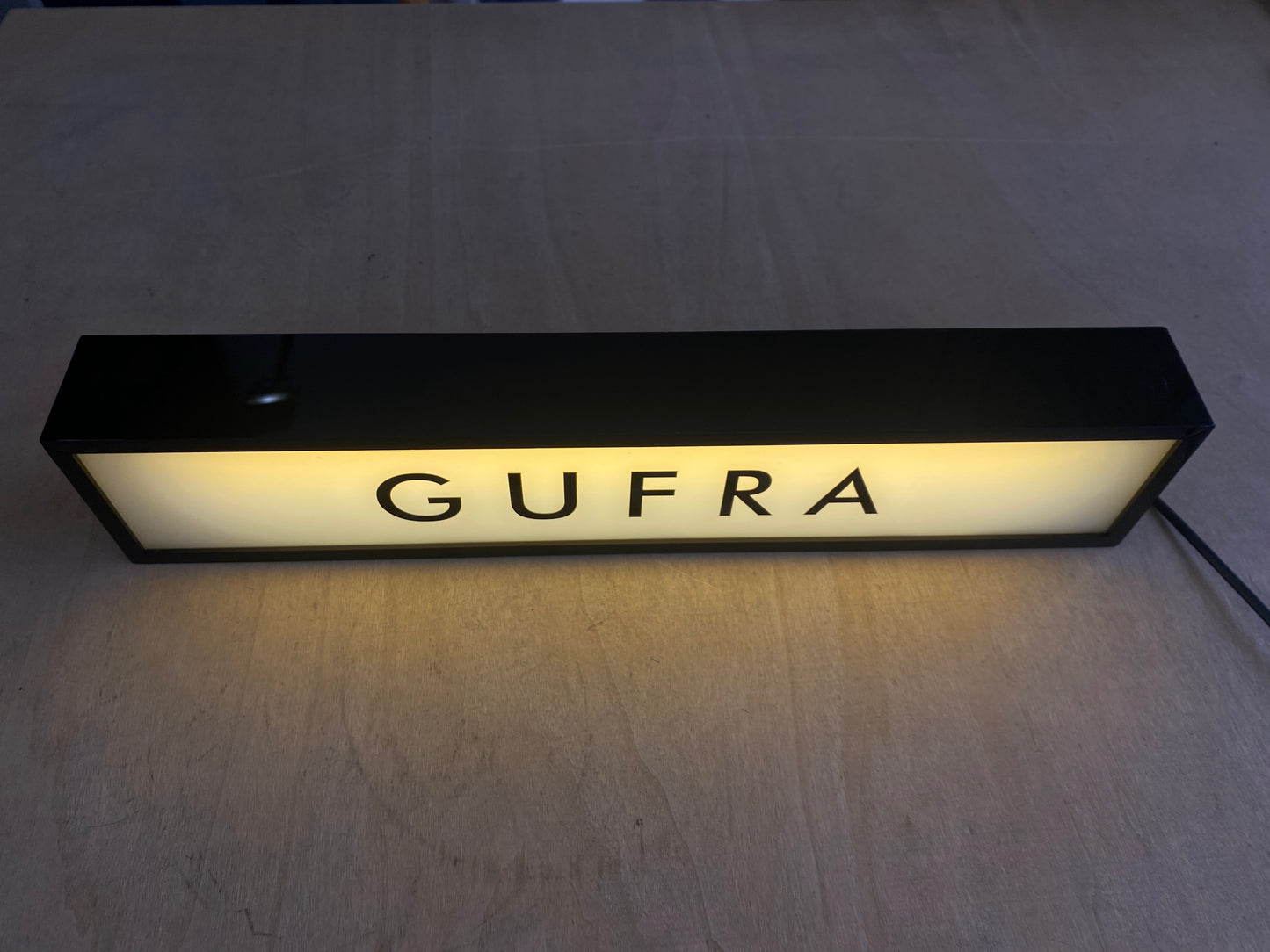 Kafe duvarında dekoratif amaçla kullanılan LED ışıklı tabela