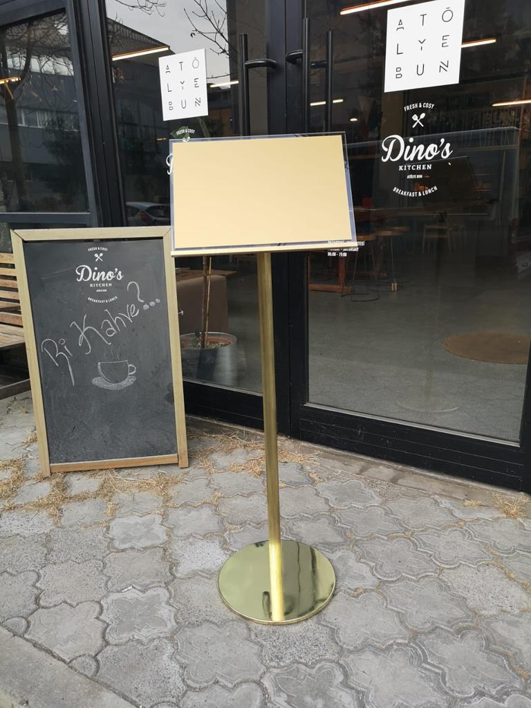 Kafe ve dükkan önü sunumları için ayaklı menü standı