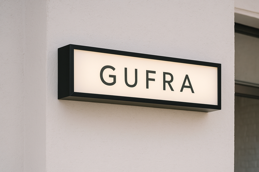 Kafe girişinde duvara monte edilmiş LED ışıklı tabela örneği