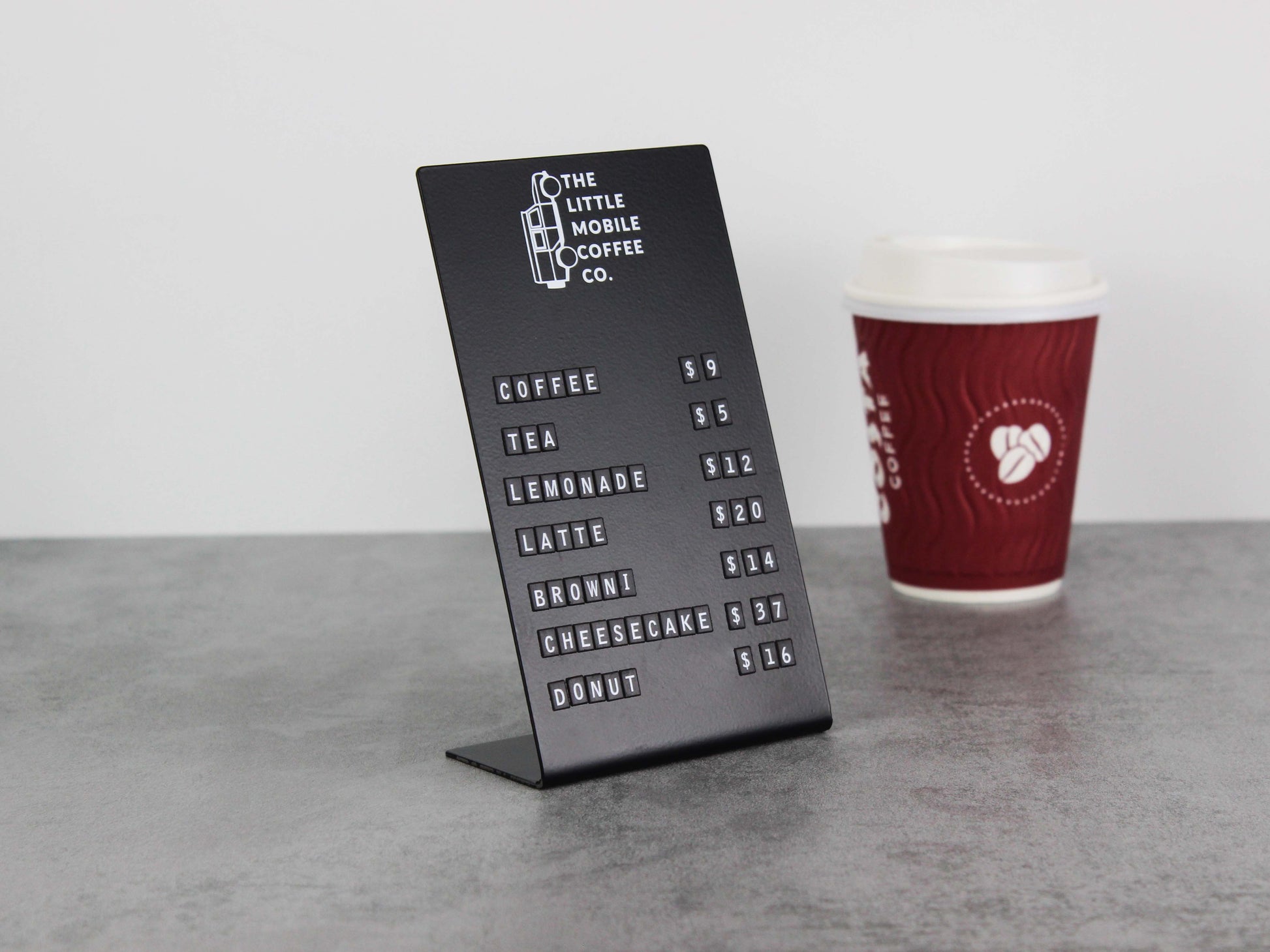 Kafeler için uygun, mıknatıslı harflerle özelleştirilebilen fiyat listesi standı.