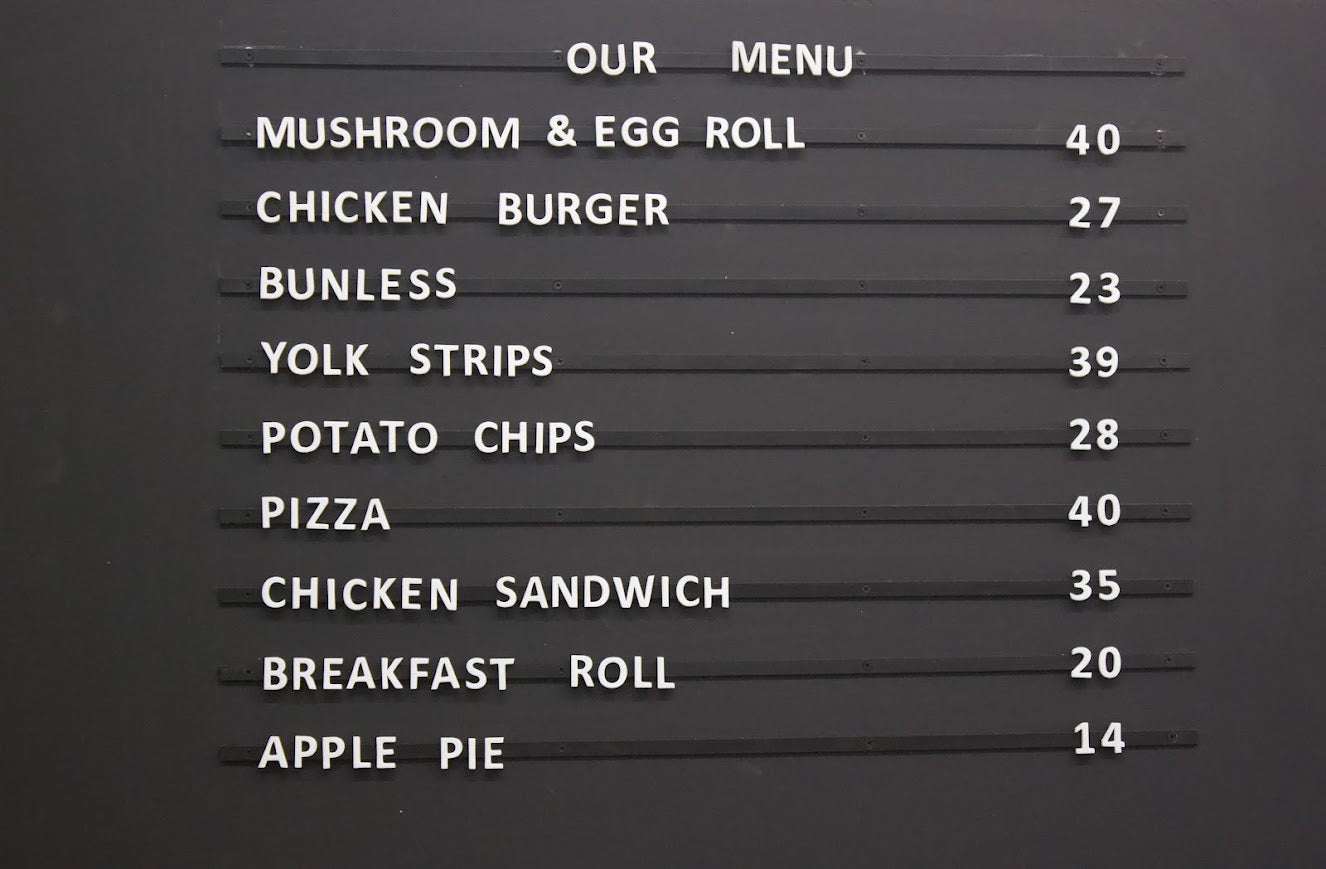 Kafelerde kampanya duyuruları için estetik pano.