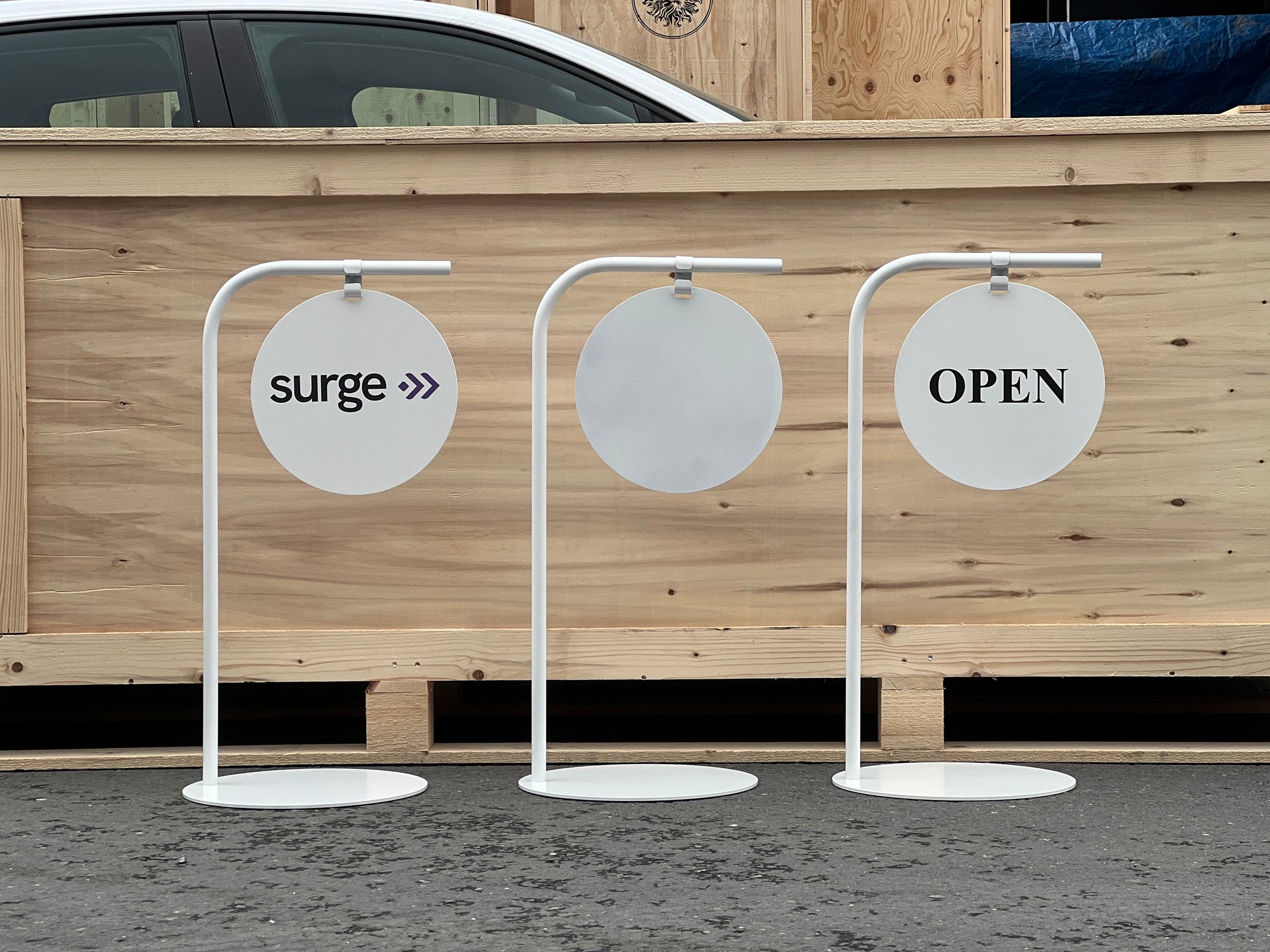 Kafe karşısında kullanılan etkileyici tanıtım tabelası.