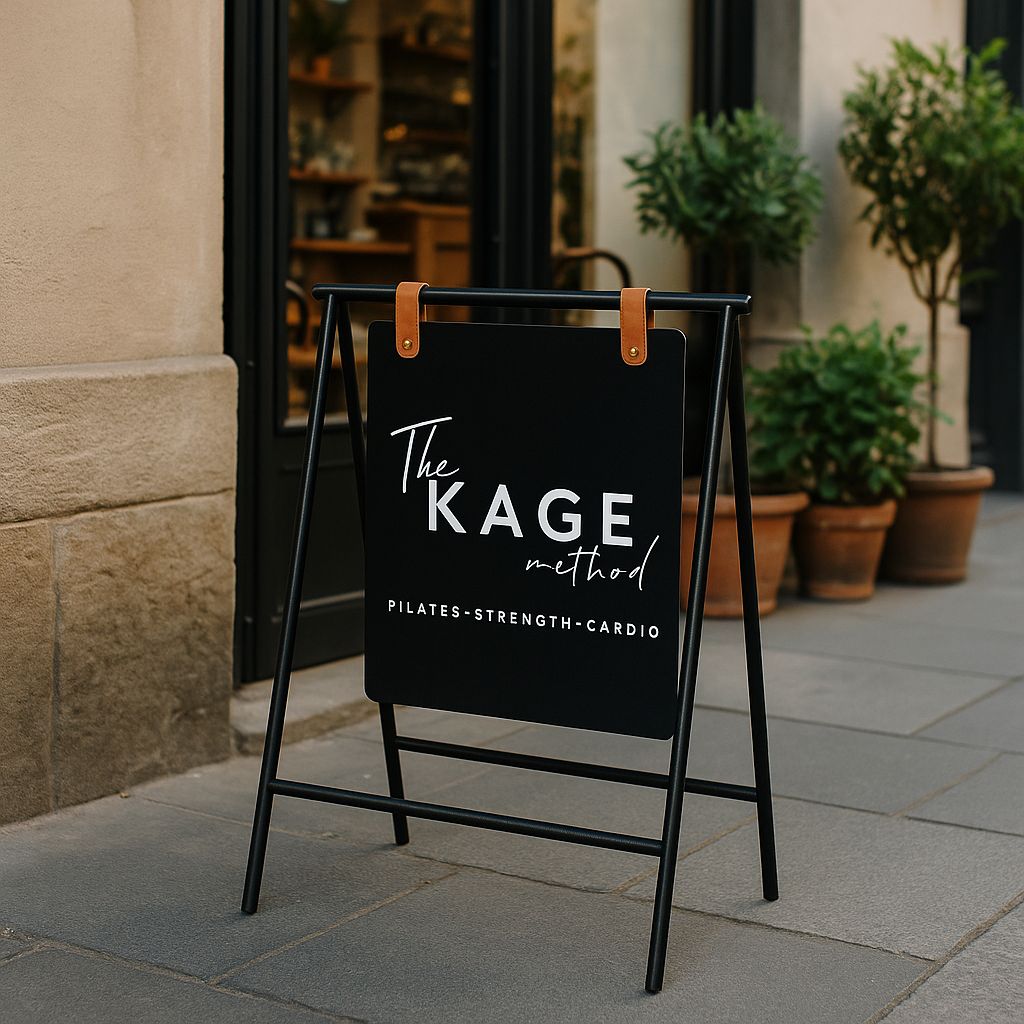 Bir kafe önünde yer alan siyah metal çerçeveli kaldırım tabelası, günlük menü tanıtımı için kullanılmış.