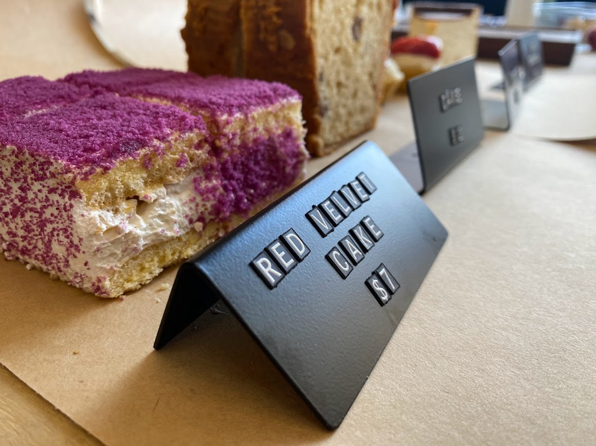 Kafelerde pasta tezgahı için ideal etiket çözümü.