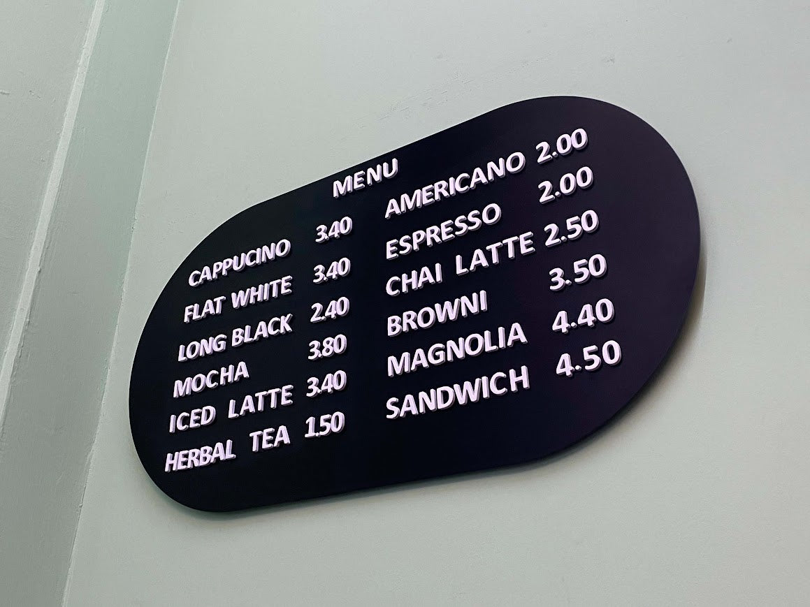 Kafeler için günlük menü veya fiyat listelerini göstermek amacıyla tasarlanmış pano.