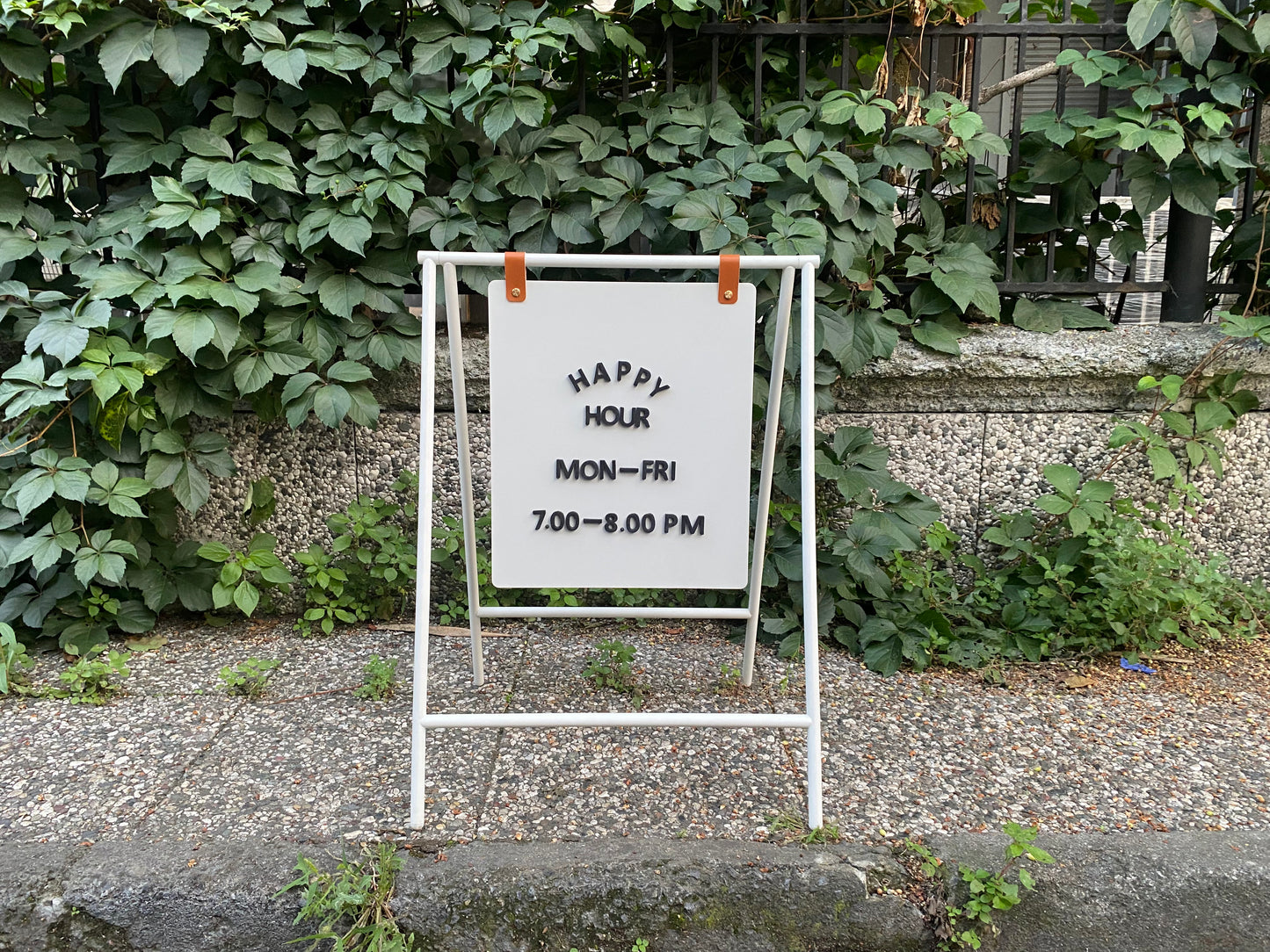 Kafelerde kullanım için ideal, şık ve modern A tabela.