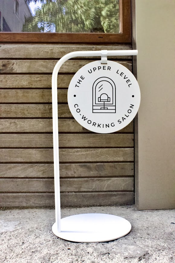 Modern formda tasarlanmış şık kaldırım tabelası.