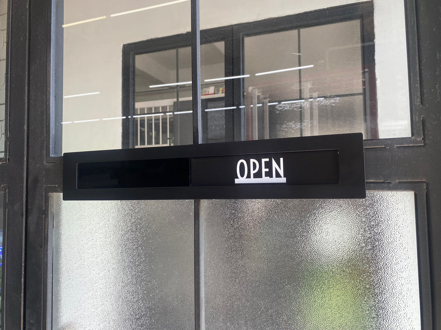 Kapı üzerine çift taraflı bant ile monte edilen açık kapalı levhası.