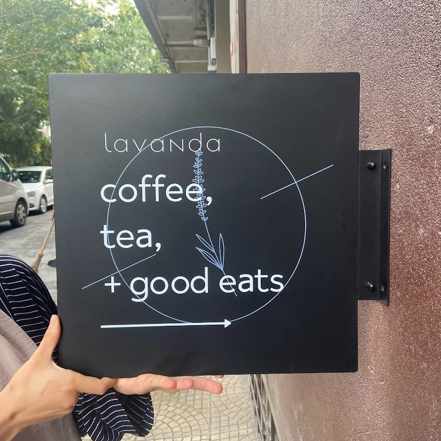 İşletme girişine monte edilmiş kare formlu tabela.