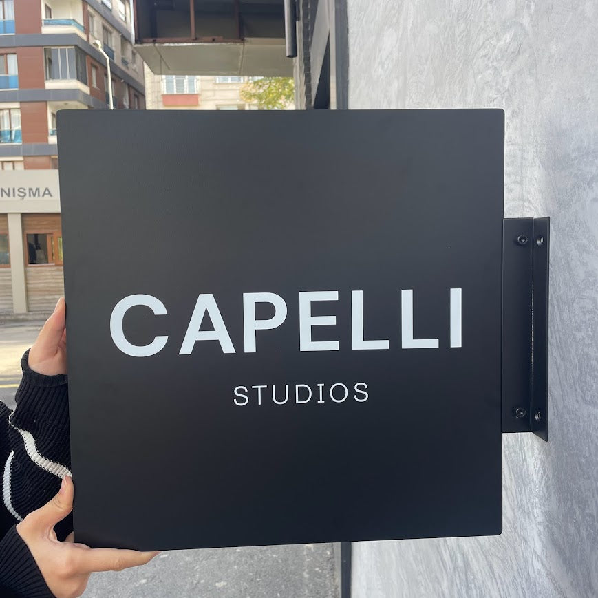 İşletme girişine estetik katkı sağlayan kare duvar tabelası.