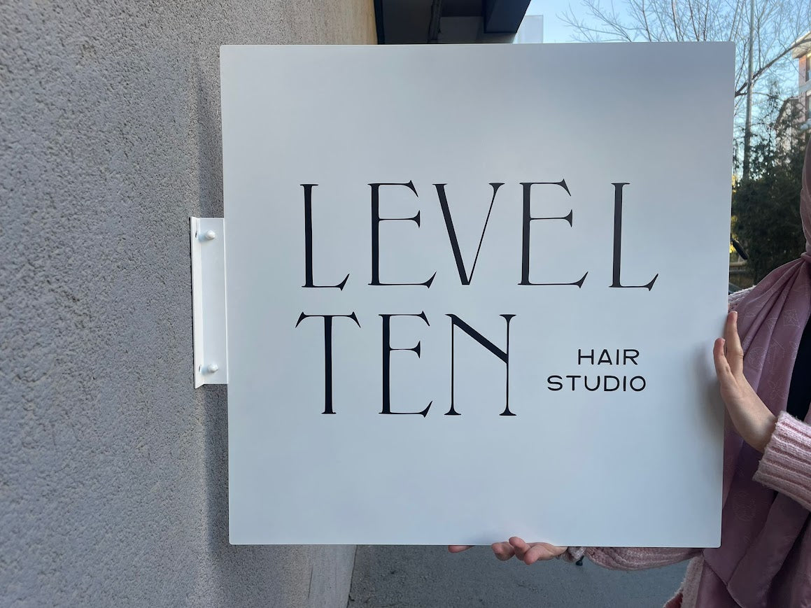 Metal tabela levhası, montaj vidası detaylarıyla birlikte.