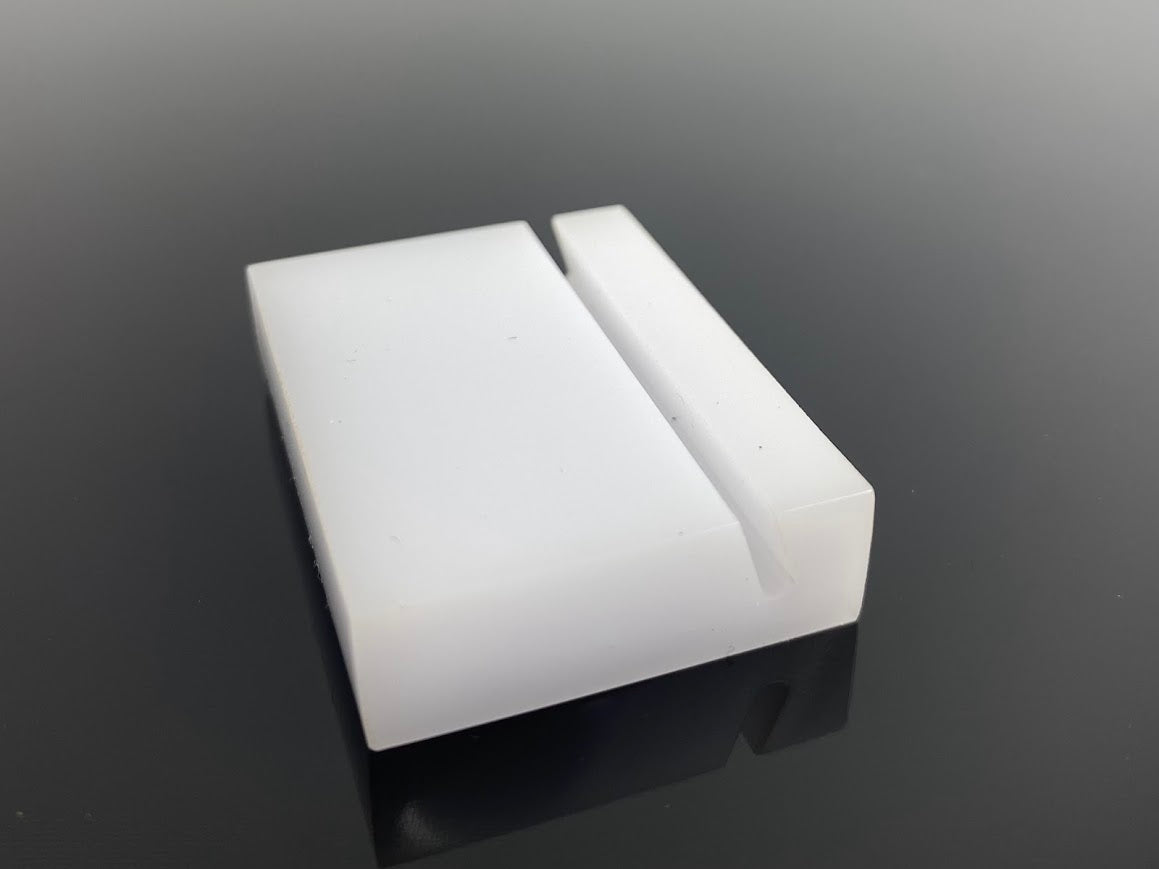 Özel davetlerde masa isimliği olarak kullanılan kart tutucu.