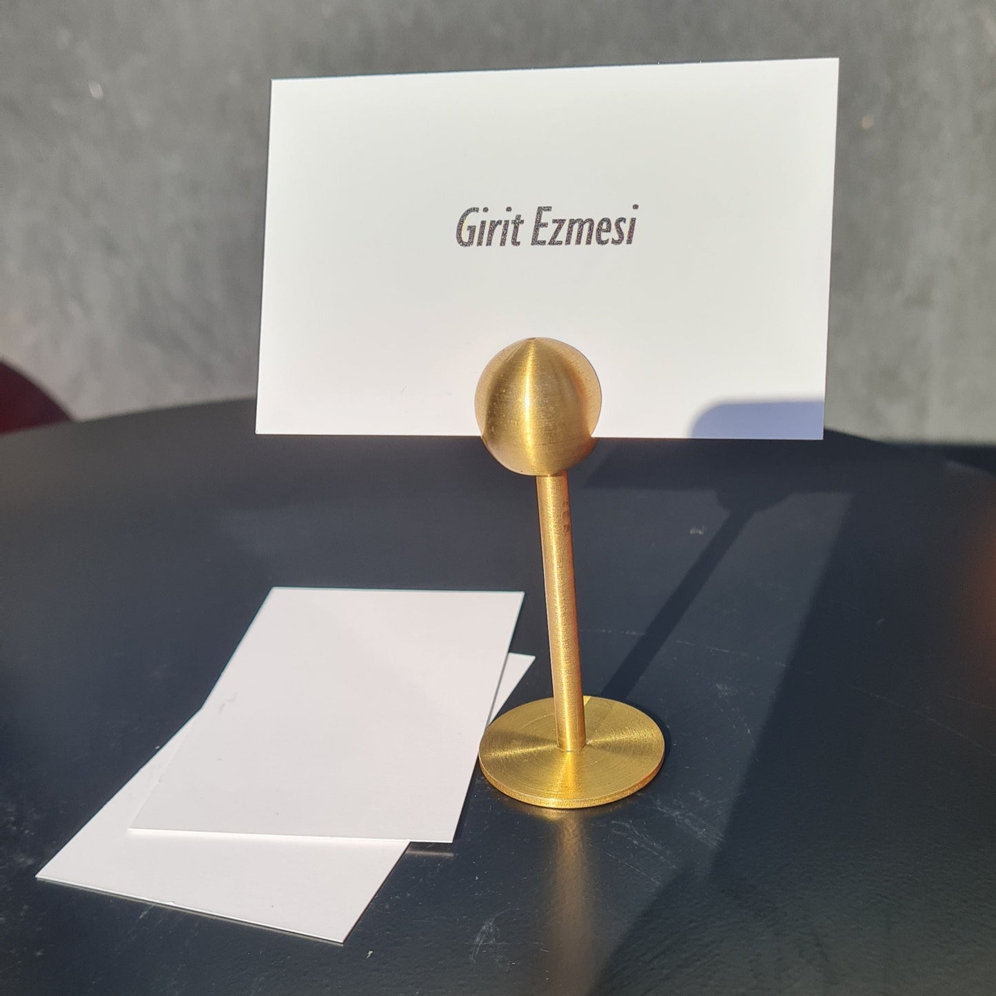 Parlak pirinç kart tutucu, meze etiketi olarak zarif sunum sağlıyor.