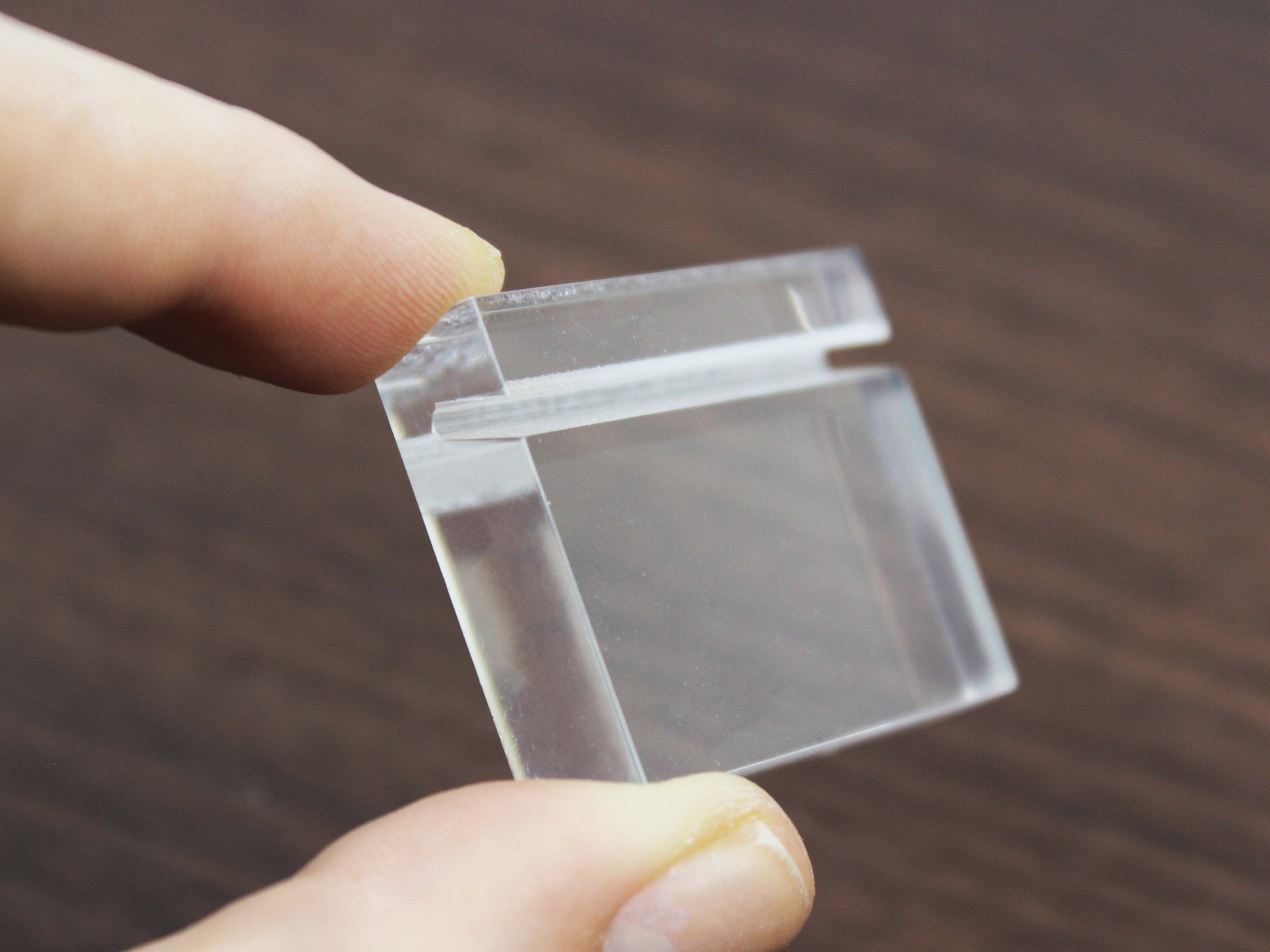 Masa üstü kartvizit standı, akrilik malzeme ve sade duruş.