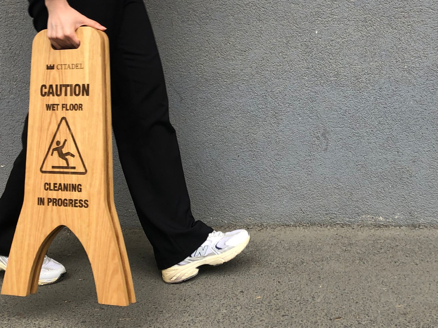  Kullanım sırasında açık haldeki katlanabilir ahşap tabela.