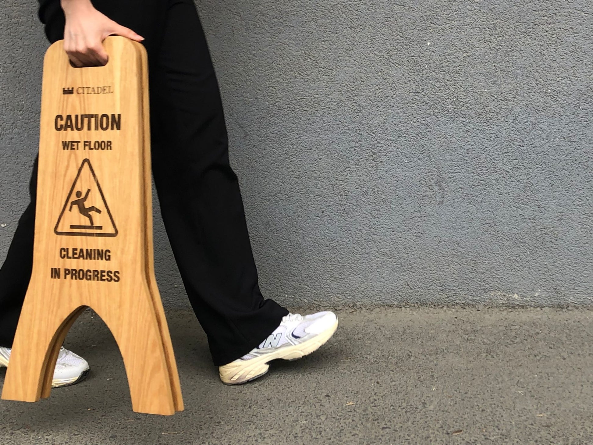  Kullanım sırasında açık haldeki katlanabilir ahşap tabela.