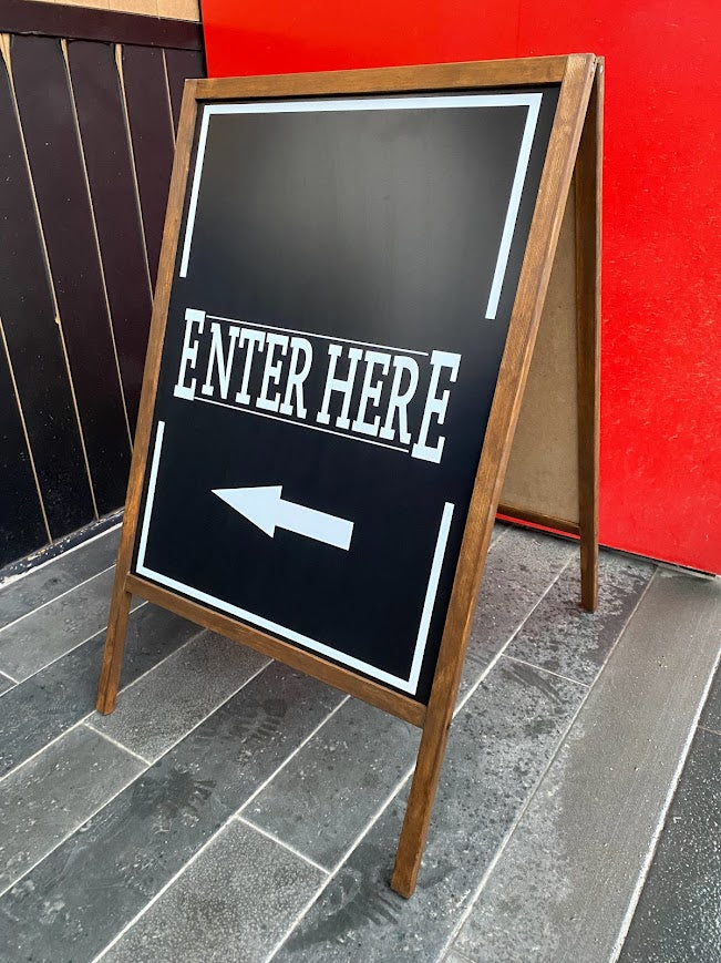 Katlanabilir yapısıyla depolamaya uygun ahşap kaldırım tabelası