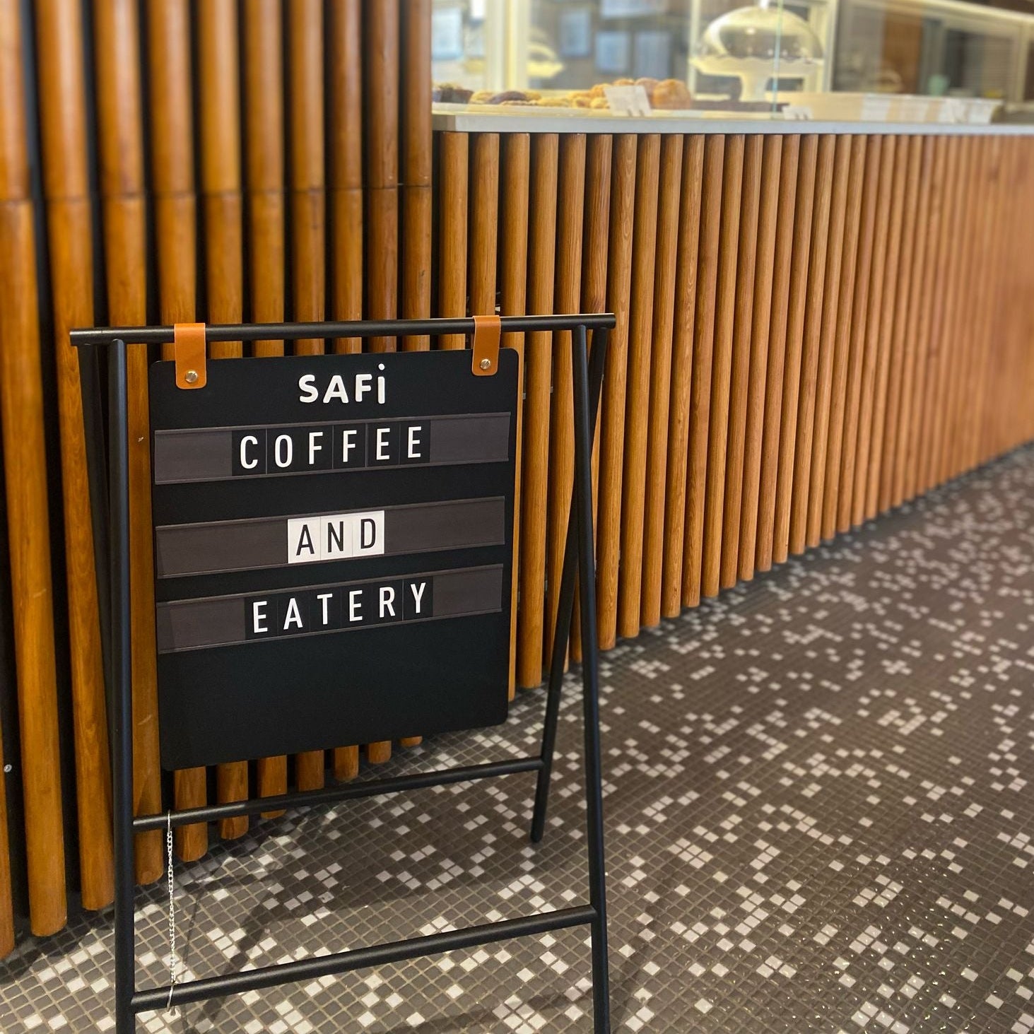 Metal gövdeli kompakt tabela, dayanıklı yapısı ile dikkat çekiyor.