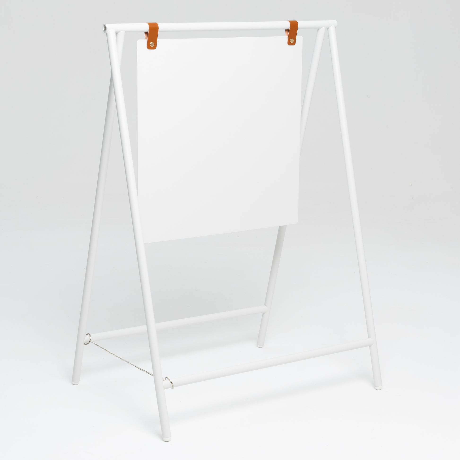 Katlanabilir metal gövdeli tabela modeli, hem iç hem dış mekan kullanımına uygundur.