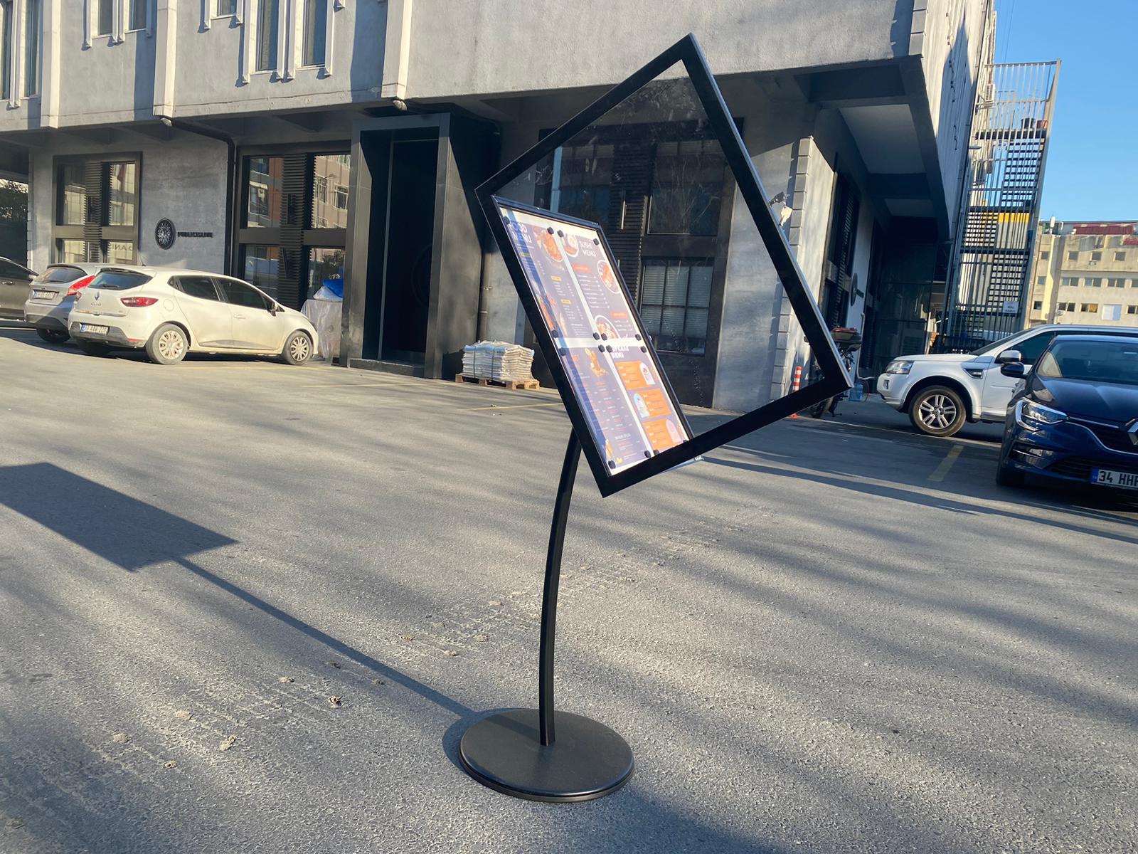 Kilitli menteşeli sistemi ile içerikler kolayca değiştirilebilir, güvenli ve pratik kullanım sağlar.