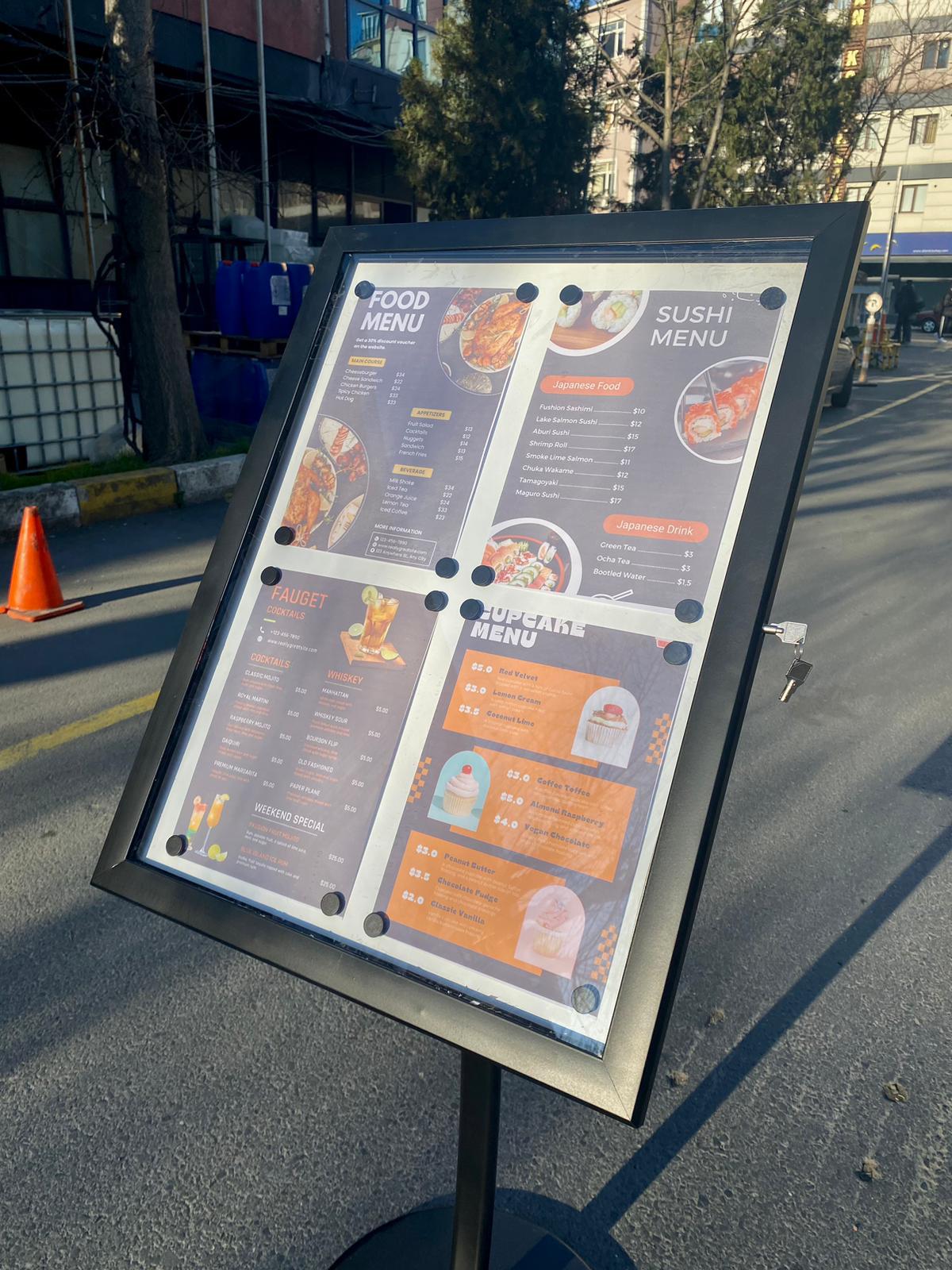 Kilitli menteşeli sistemi ile içerikler kolayca değiştirilebilir, güvenli ve pratik kullanım sağlar.