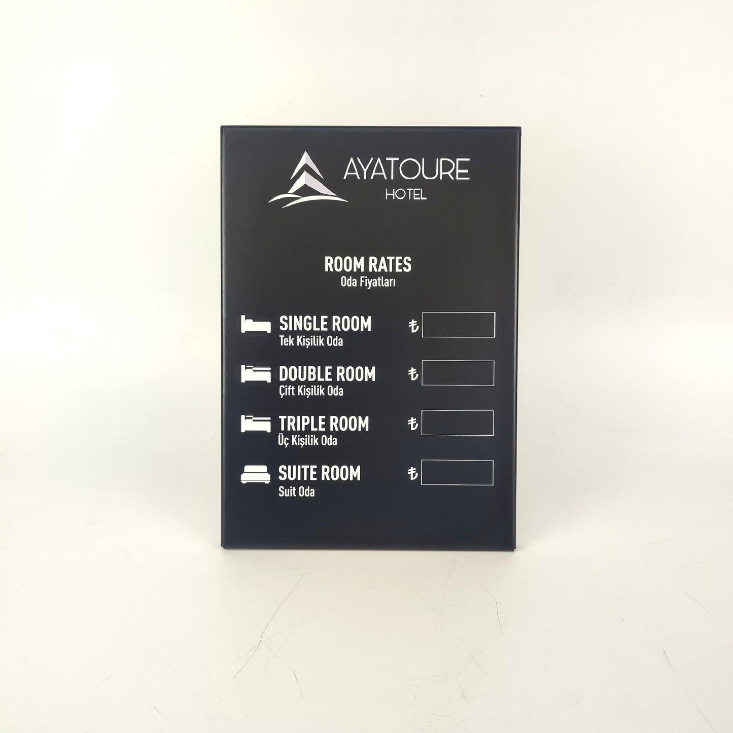 Logo ve özel içerikle kişiselleştirilebilen siyah çelik masaüstü fiyat standı.