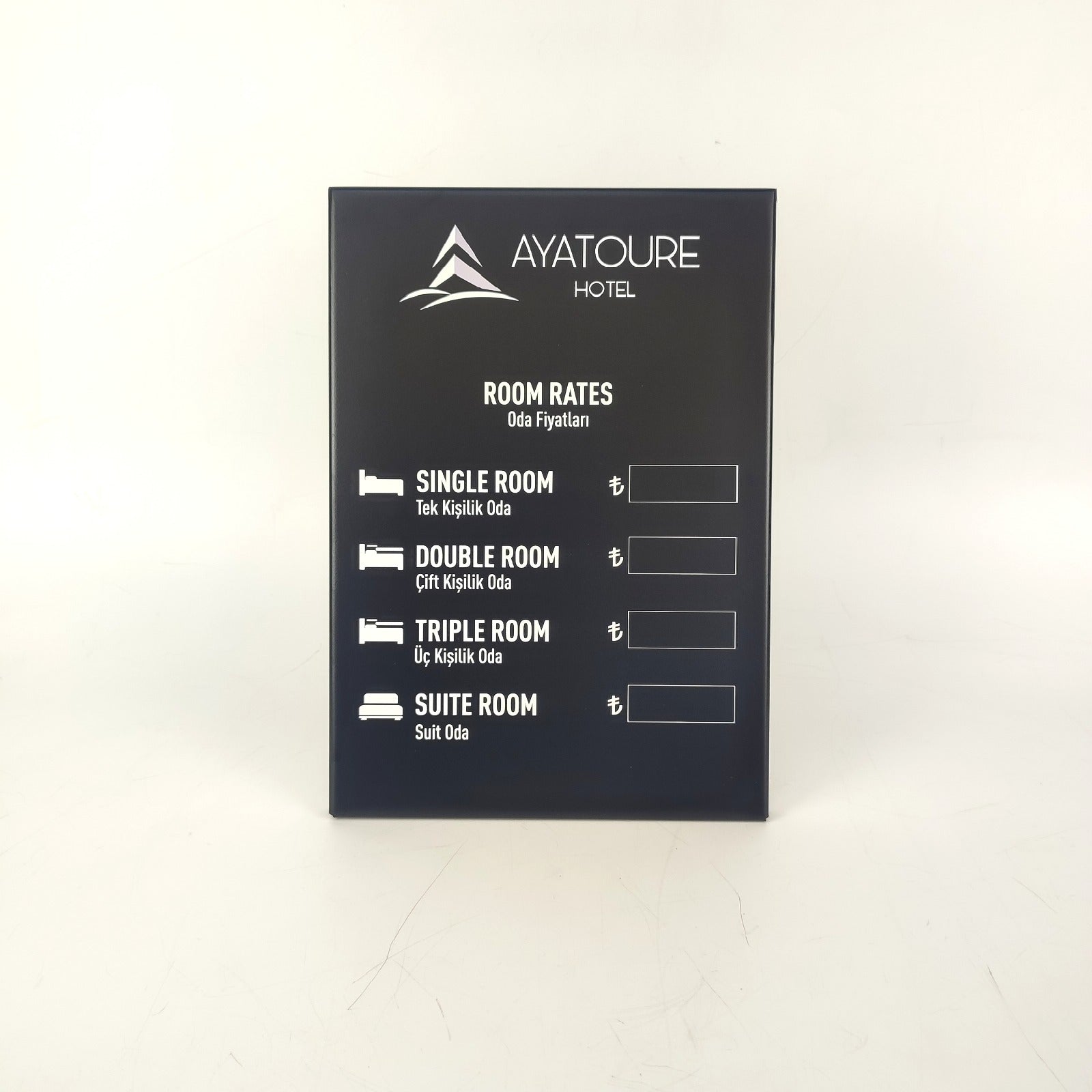 Logo ve özel içerikle kişiselleştirilebilen siyah çelik masaüstü fiyat standı.