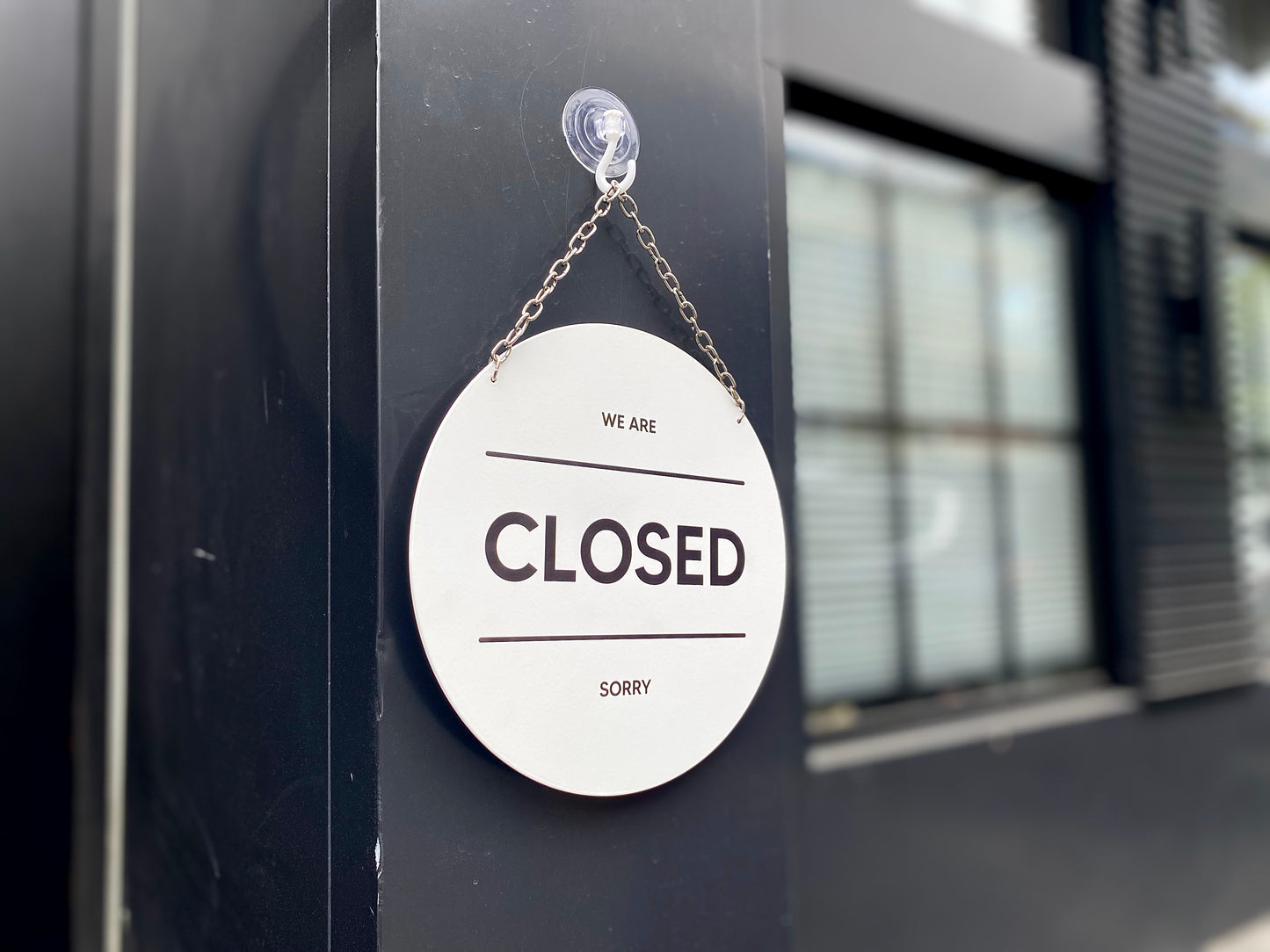 İşletme logosu basılabilen kişiye özel metal açık kapalı tabela