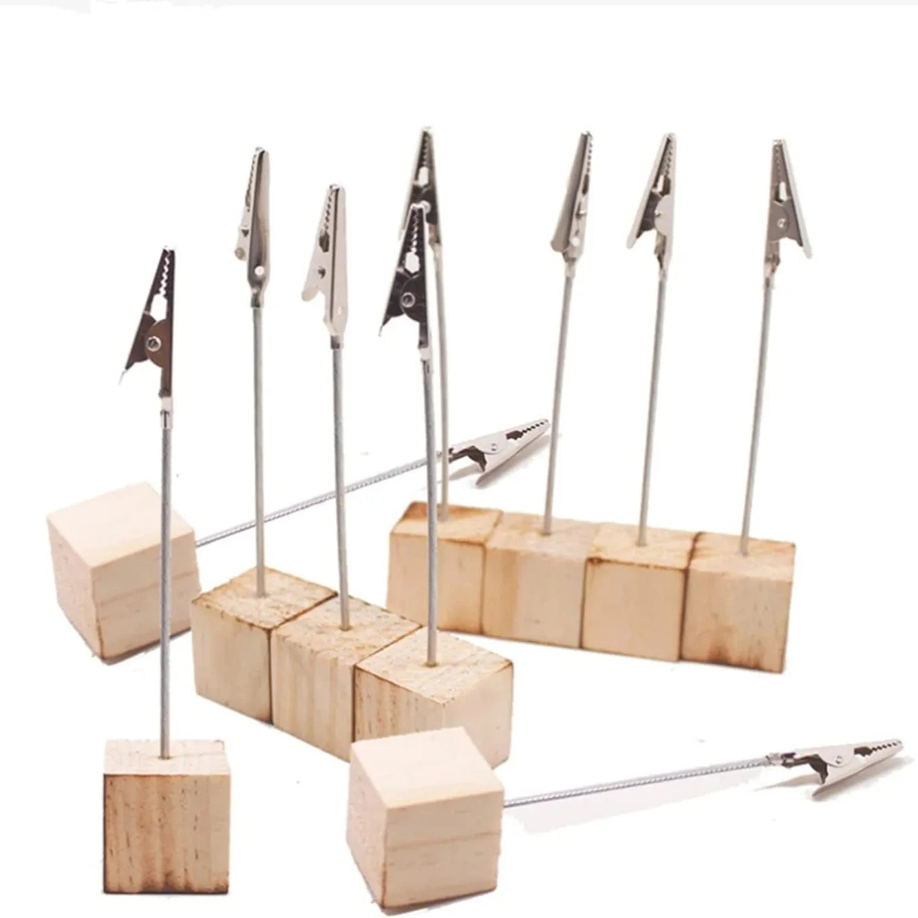 Kafe ve organizasyonlarda kullanılmak üzere tasarlanmış şık kıskaçlı fiyat ve isimlik standı.