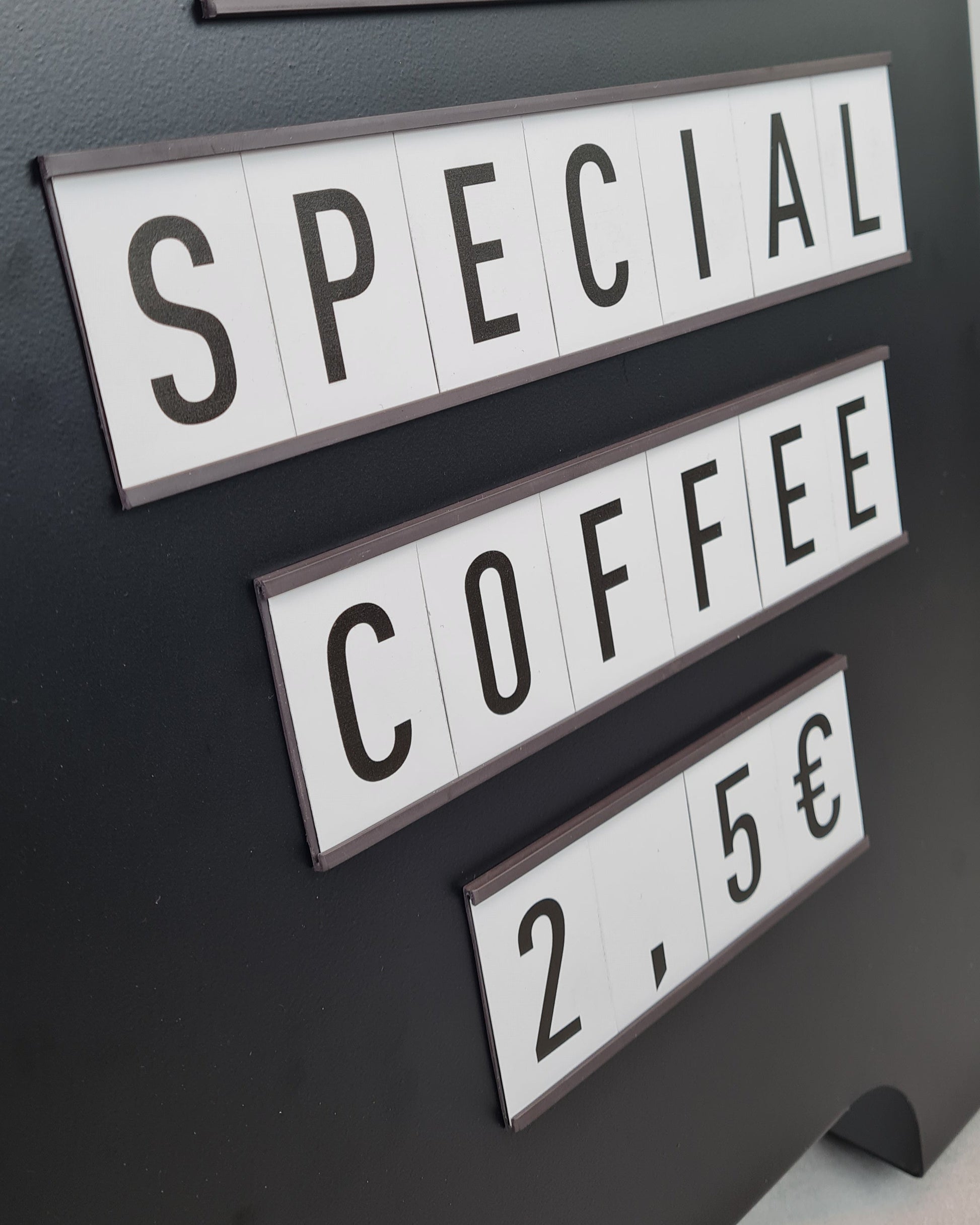 Kızaklı yapısıyla detaylı şekilde gösterilen menü tabelası.