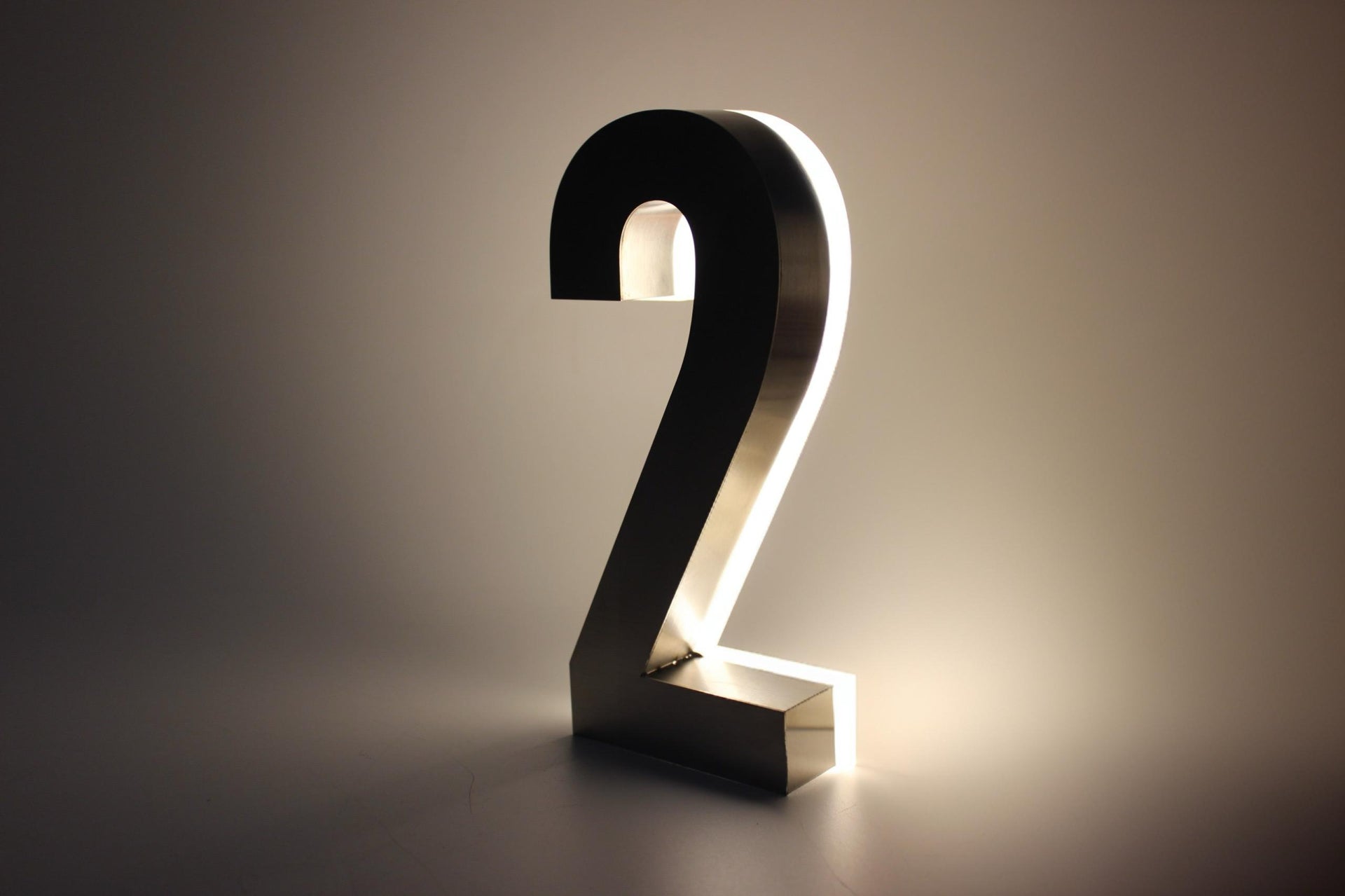 paslanmaz malzemeden üretilmiş ışıklı kapı numarası – LED aydınlatmalı modern tabela.