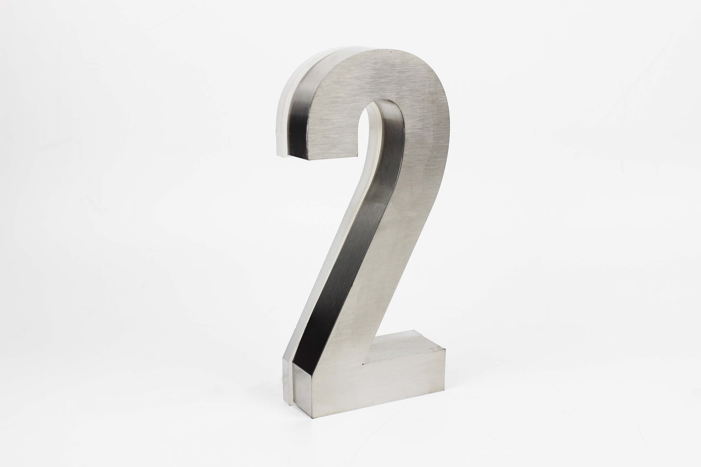 Otel ve ofis girişlerinde kullanılan LED ışıklı metal rakam tabelası.