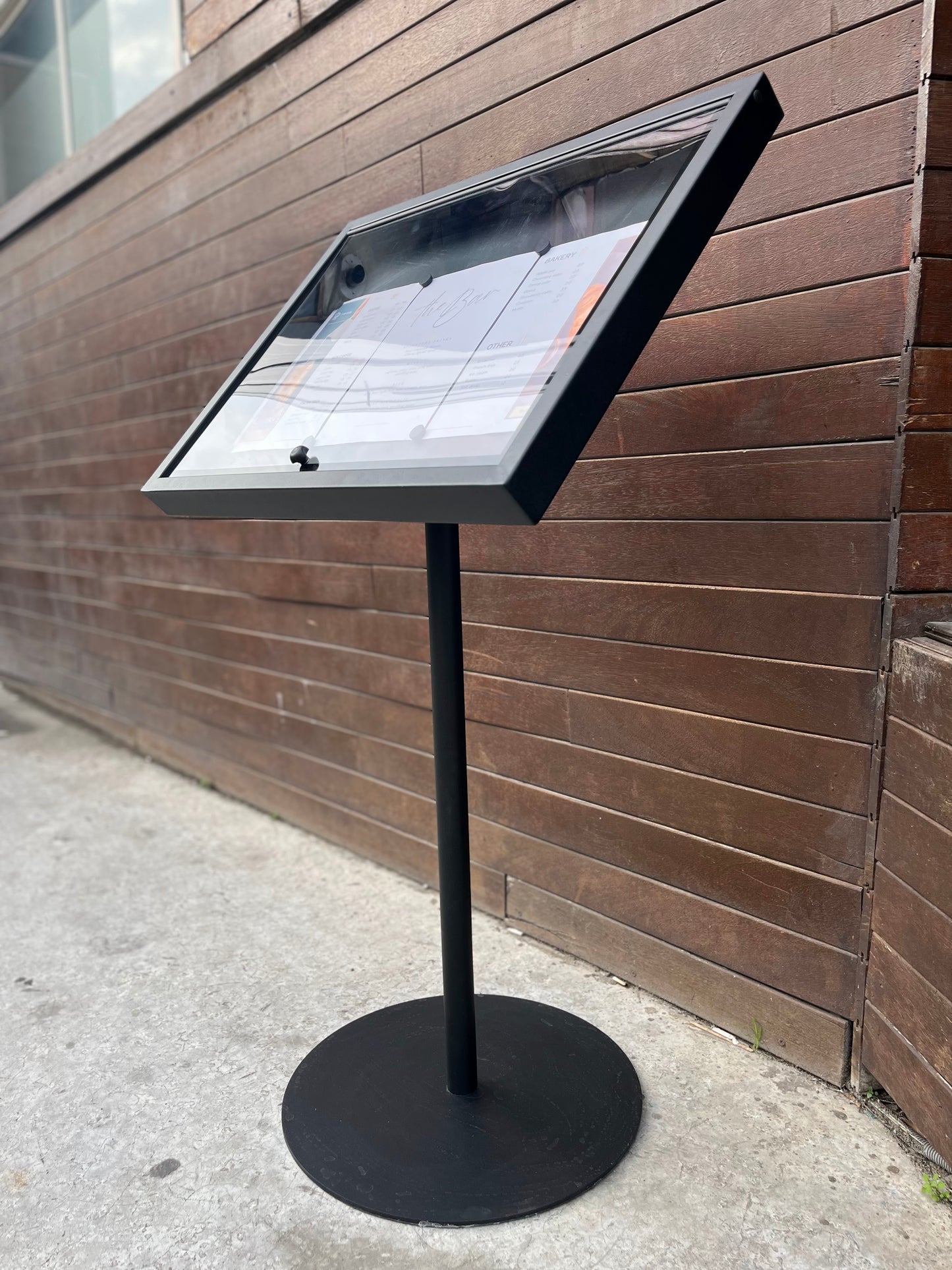 Hızlıca monte edilebilen ve kullanıma hazır hale gelen pratik menü panosu.