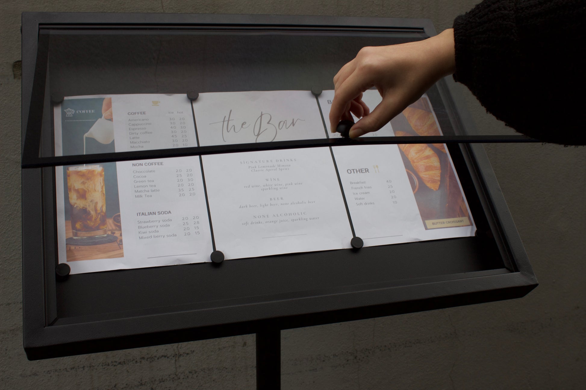 Ön kapağı rahatlıkla açılıp kapanarak menü değişimlerini zahmetsiz hale getirir.