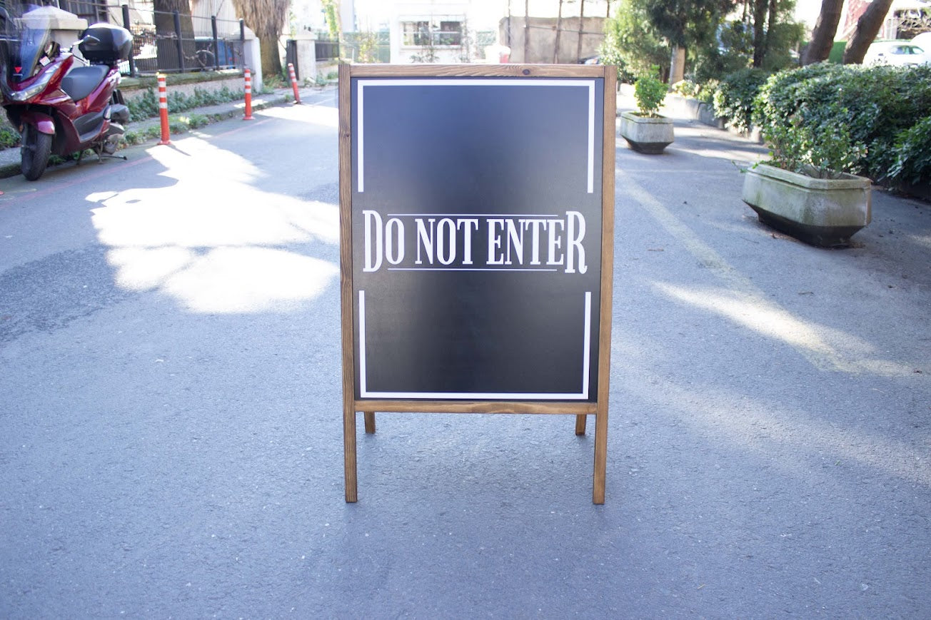 Hafif yapısı sayesinde kolay taşınabilir ahşap tabela