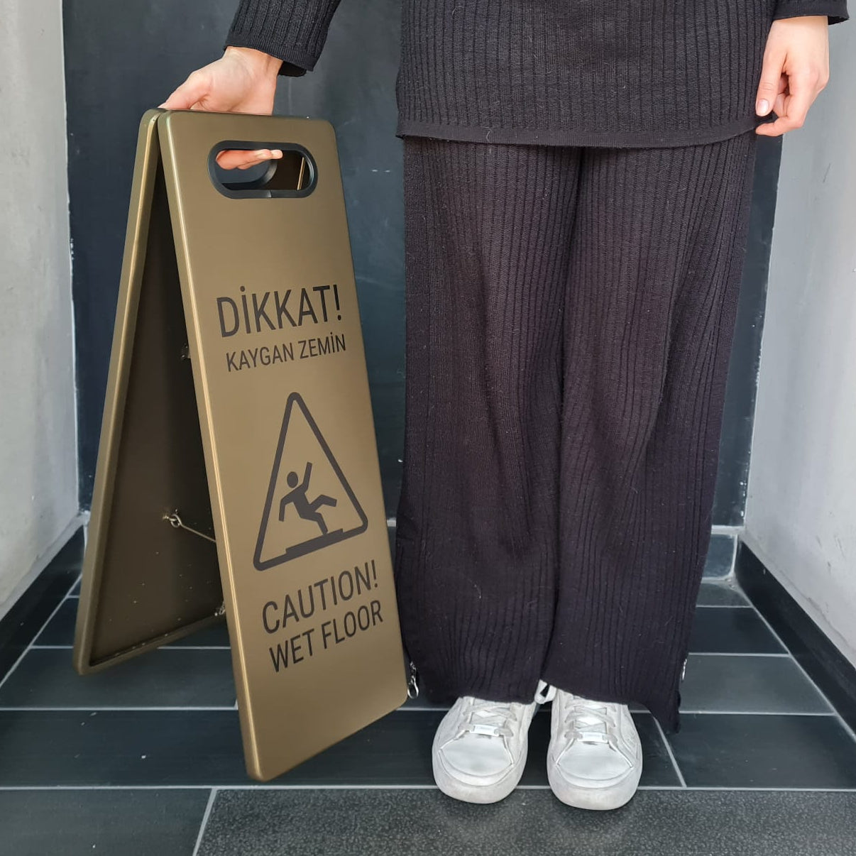 Kompakt ve katlanabilir metal uyarı tabelası modern tasarım
