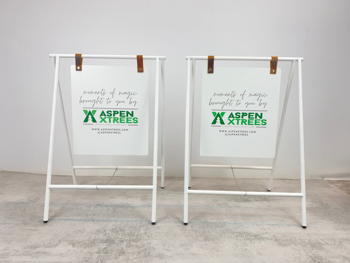 Katlanabilir yapısı sayesinde kolay taşınabilir ve depolanabilir tabela.