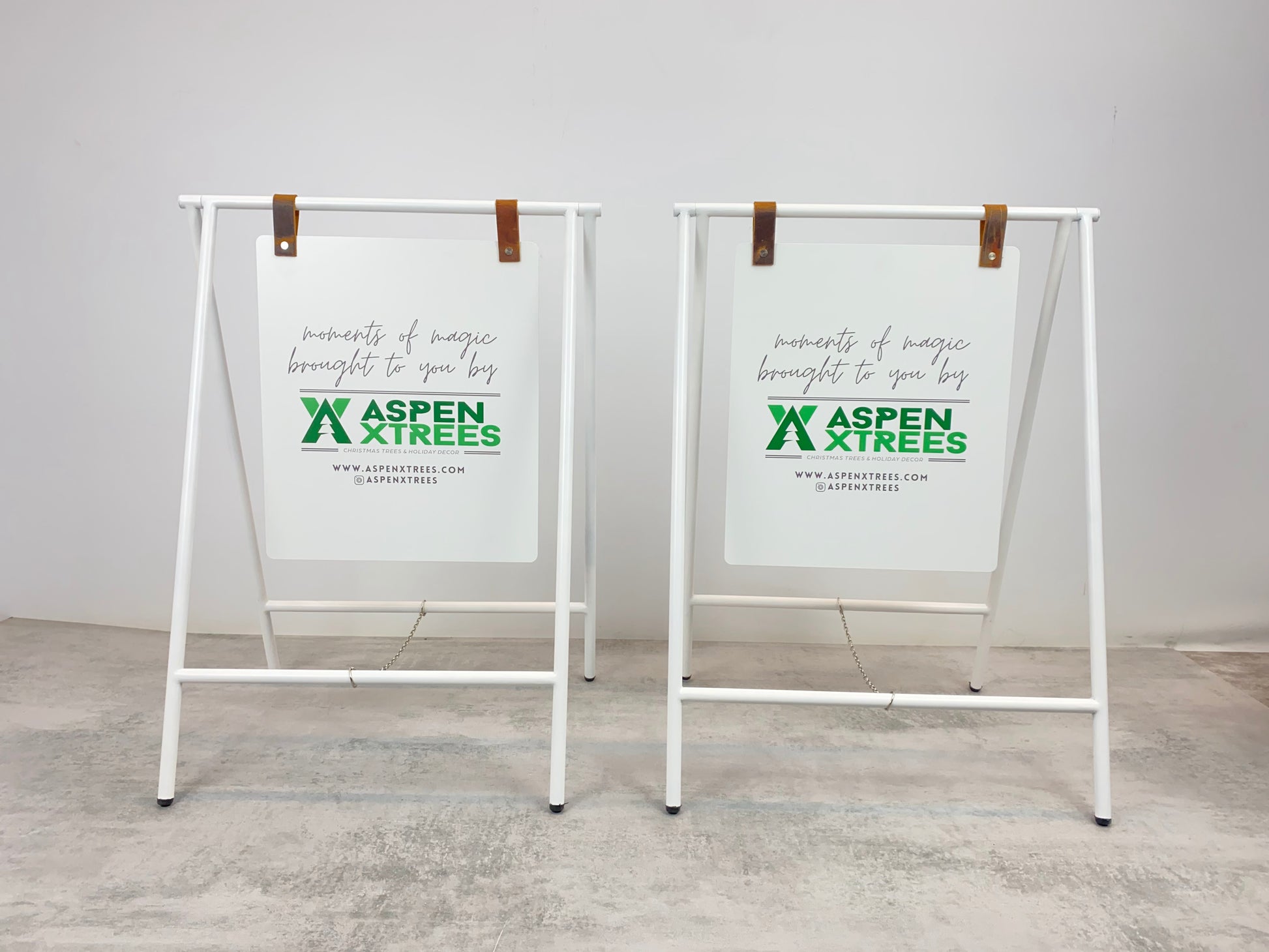 Katlanabilir yapısı sayesinde kolay taşınabilir ve depolanabilir tabela.