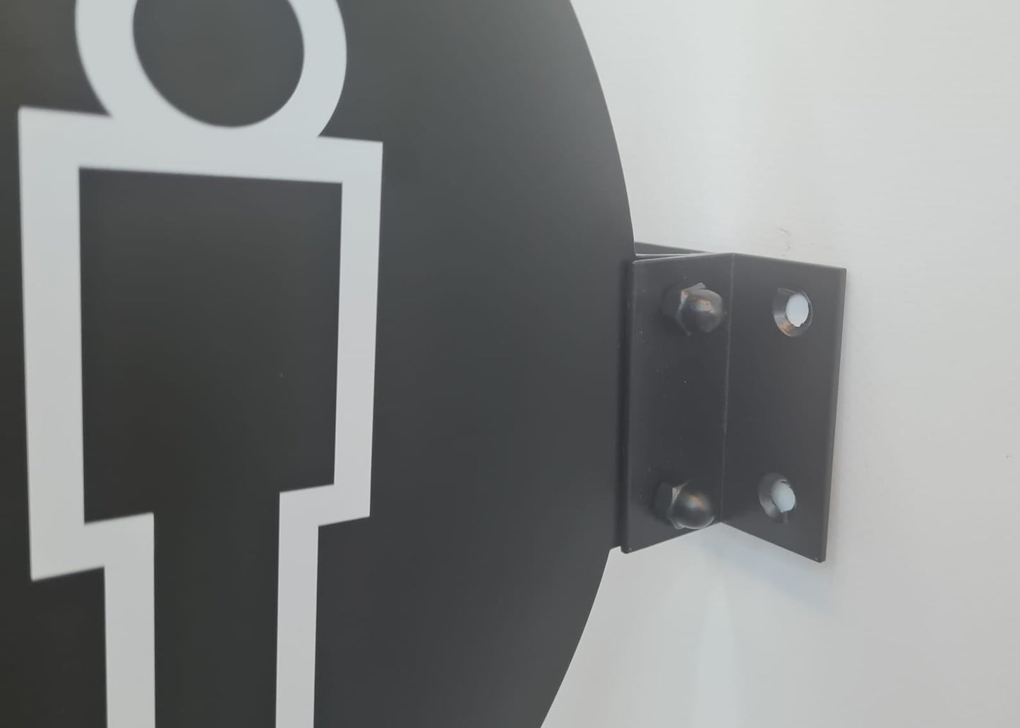 Kolay montajlı, duvara sabitlenen metal tuvalet tabelası