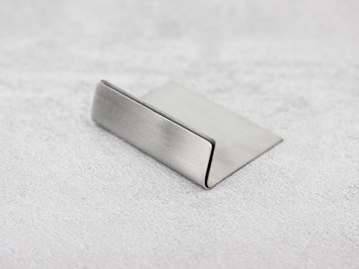 Üstten görünümde krom masa isimliği

