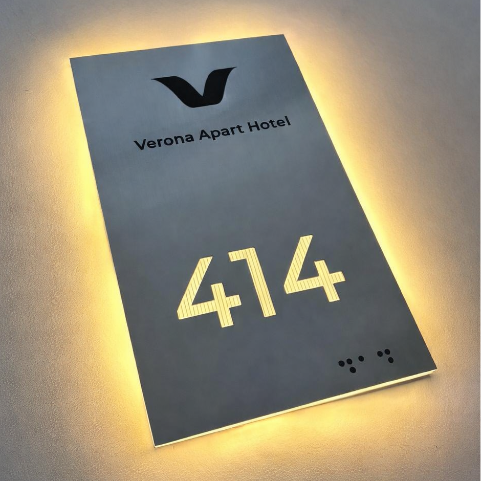 Krom renk paslanmaz yüzeyli arkadan LED aydınlatmalı otel kapı oda numarası tabelası