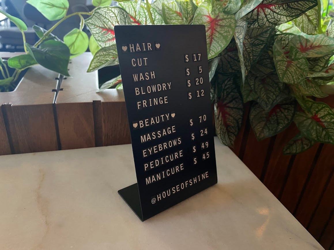 Kuaförlerde hizmet ve fiyat duyuruları için kullanılan pano.
