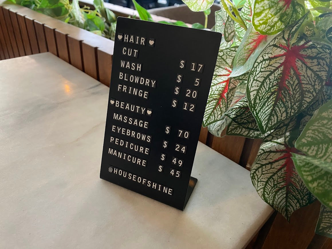 Kuaför salonlarında günlük duyuru ve kampanyalar için ideal metal pano.