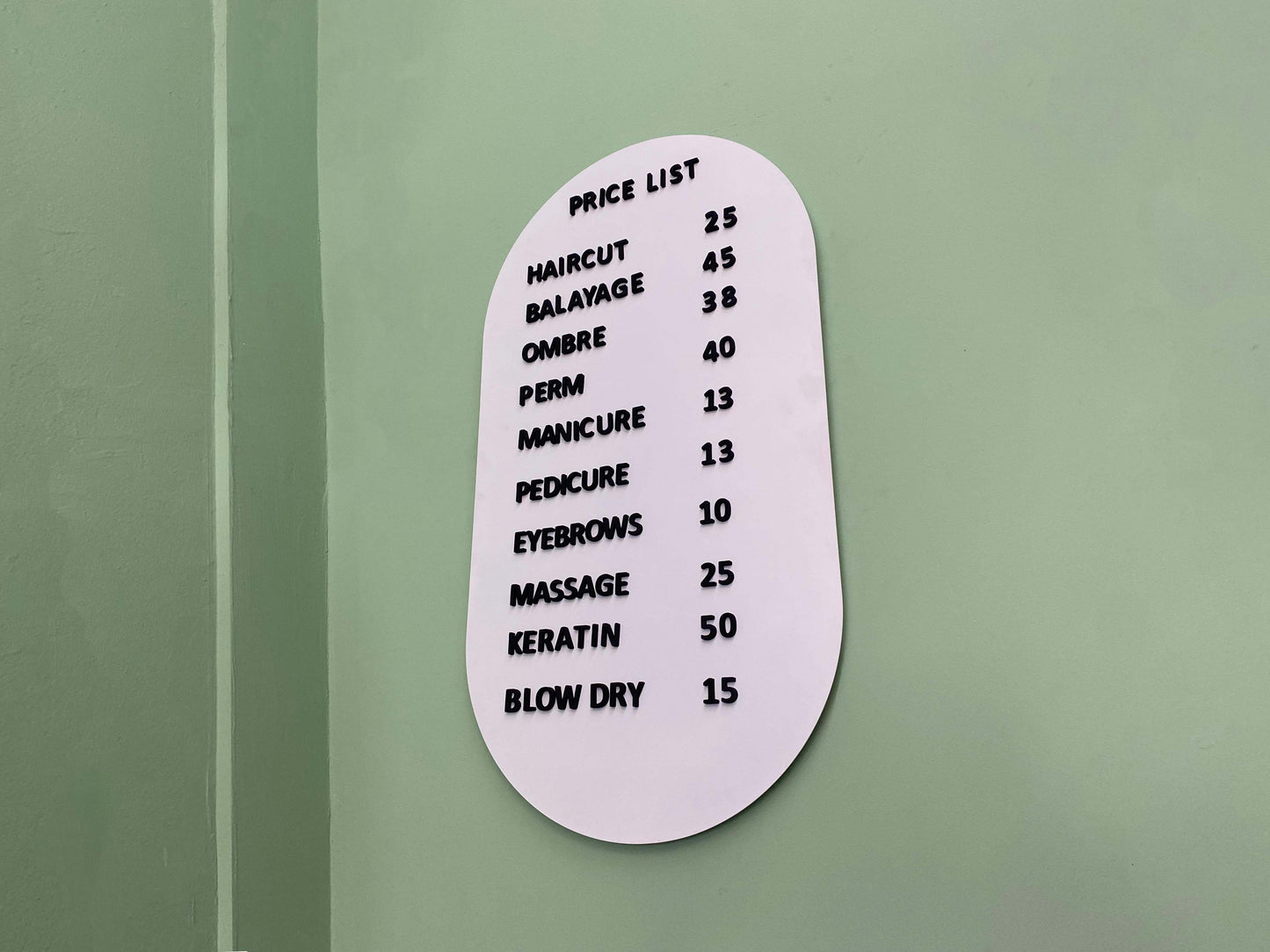 Kuaför salonları için fiyat listelerini düzenli şekilde sergileyen pratik pano.