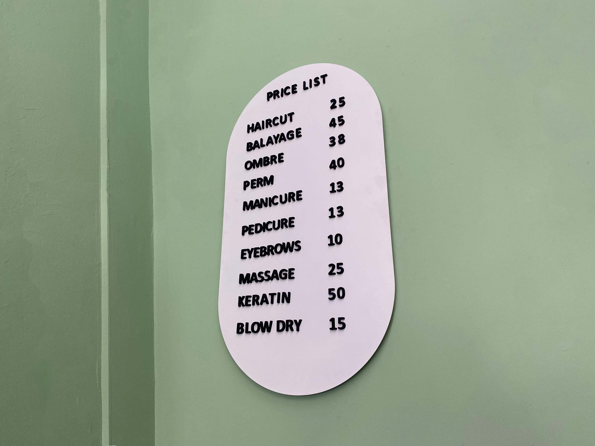 Kuaför salonları için fiyat listelerini düzenli şekilde sergileyen pratik pano.