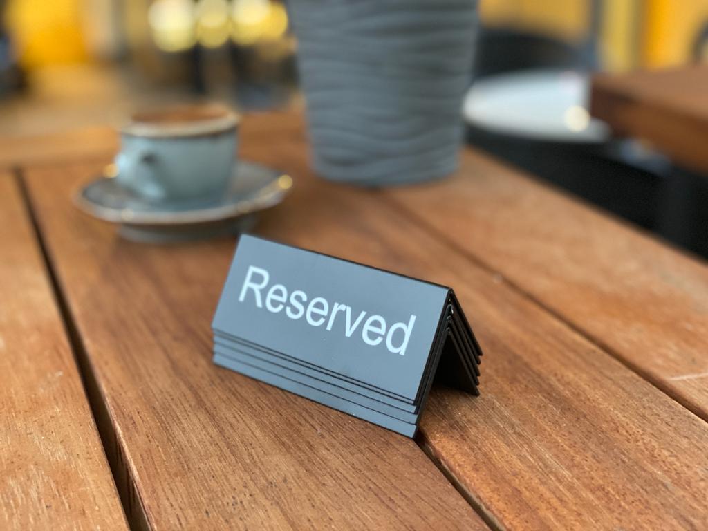 Küçük boyutları ve sade tasarımıyla dikkat çeken masaüstü rezerve tabelası